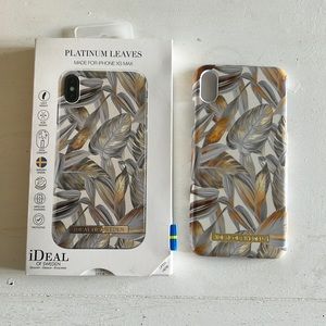 iPhone Platinum leaves XS Max case